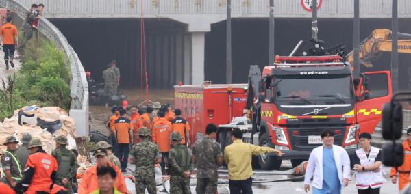 图为，17日在忠北清州市美湖河附近被水淹的地下隧道进行的搜救工作。手术很成功。星期天晚上。(联合通讯社)