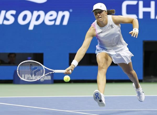 Iga Swiatek returns a volley during her 6-4, 6-2 over Anastasia Pavlyuchenkova in the third round of the U.S. Open on Aug. 31, 2024.